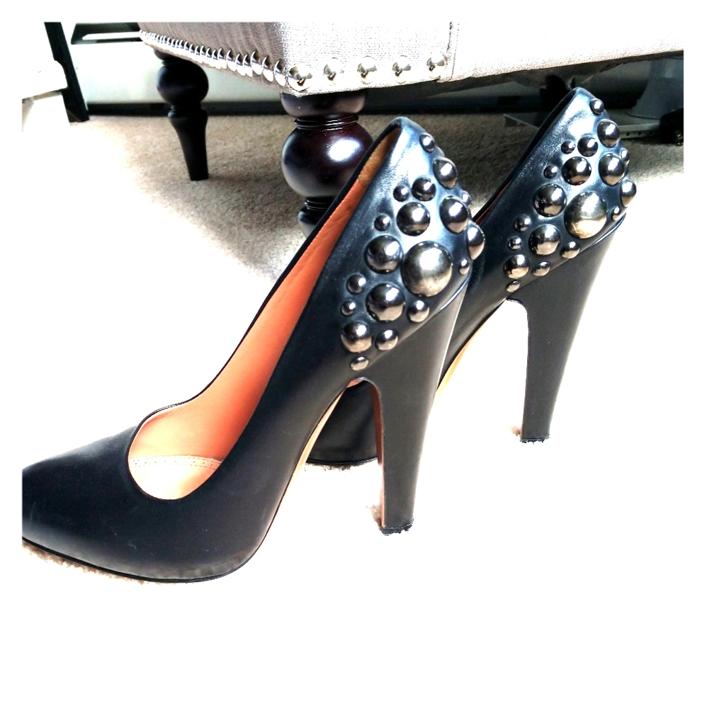 Alaia studded pumps